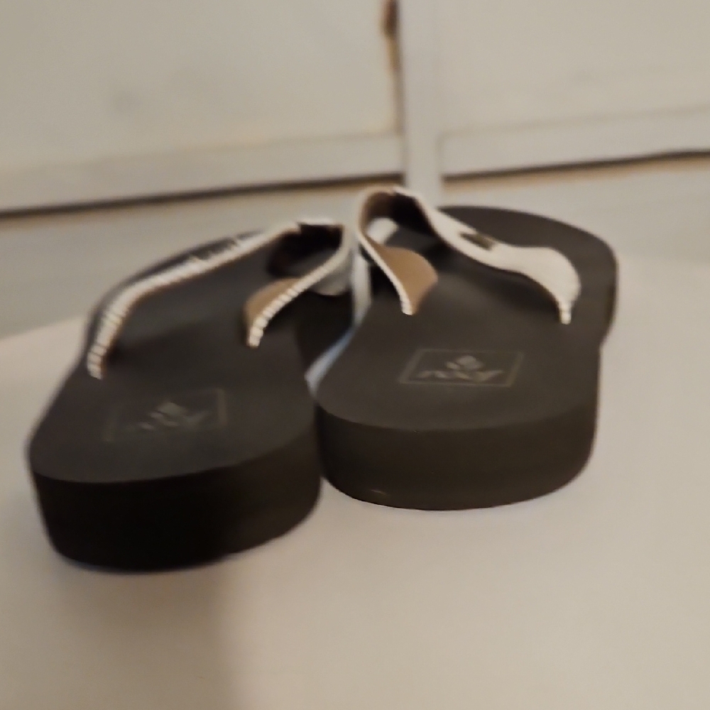 Women's Black and White Flip Flops - Picture 4 of 5